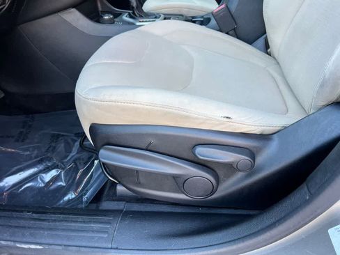 Used 2016 Jeep Cherokee Latitude w/ Cold Weather Group image 16