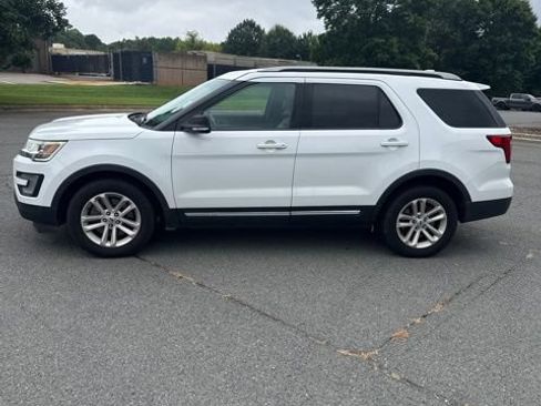 Used 2017 Ford Explorer XLT FWD image 2
