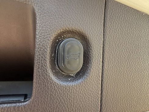 Used 2015 Chevrolet Suburban LTZ image 32