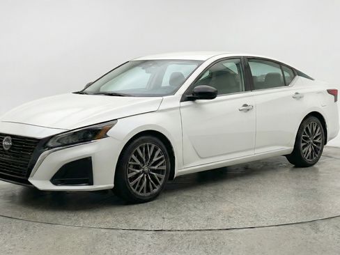 Used 2025 Nissan Altima 2.5 SV FWD image 3