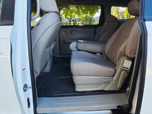 Used 2020 Kia Sedona LX image 35