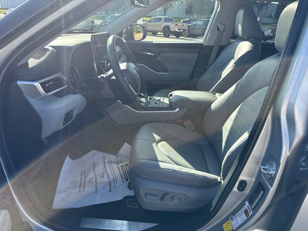 Used 2025 Toyota Highlander XLE AWD/4WD image 7