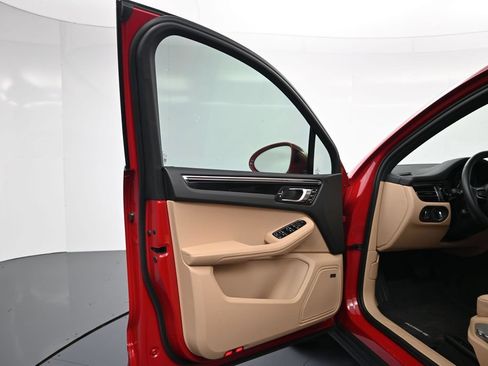 Certified 2025 Porsche Macan AWD/4WD image 16
