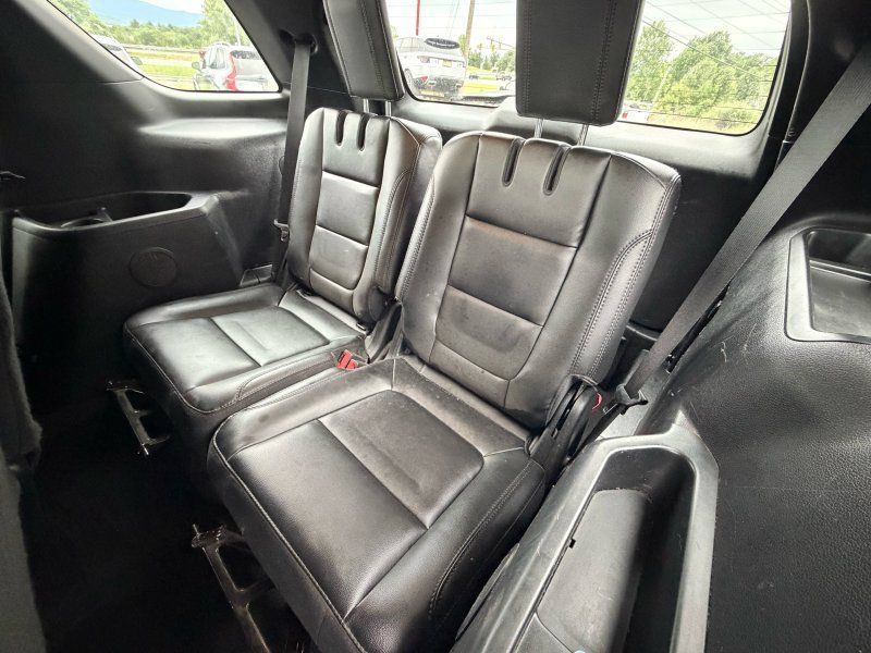 Used 2017 Ford Explorer XLT w/ Equipment Group 202A AWD/4WD image 16