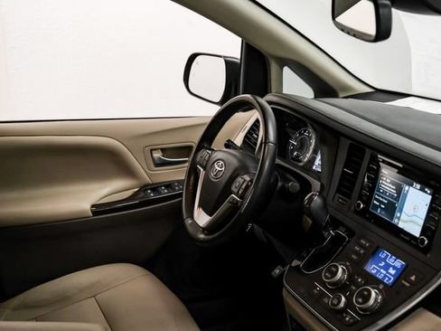 Used 2019 Toyota Sienna XLE Premium FWD image 17