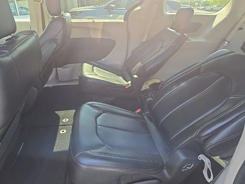 Used 2023 Chrysler Pacifica Touring-L FWD image 5