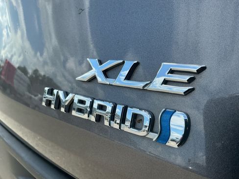 Used 2023 Toyota Sienna XLE AWD/4WD image 17