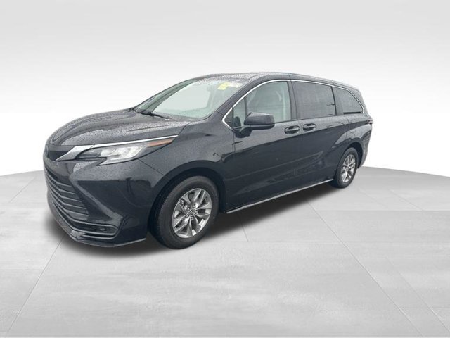 Used 2023 Toyota Sienna LE FWD image 3