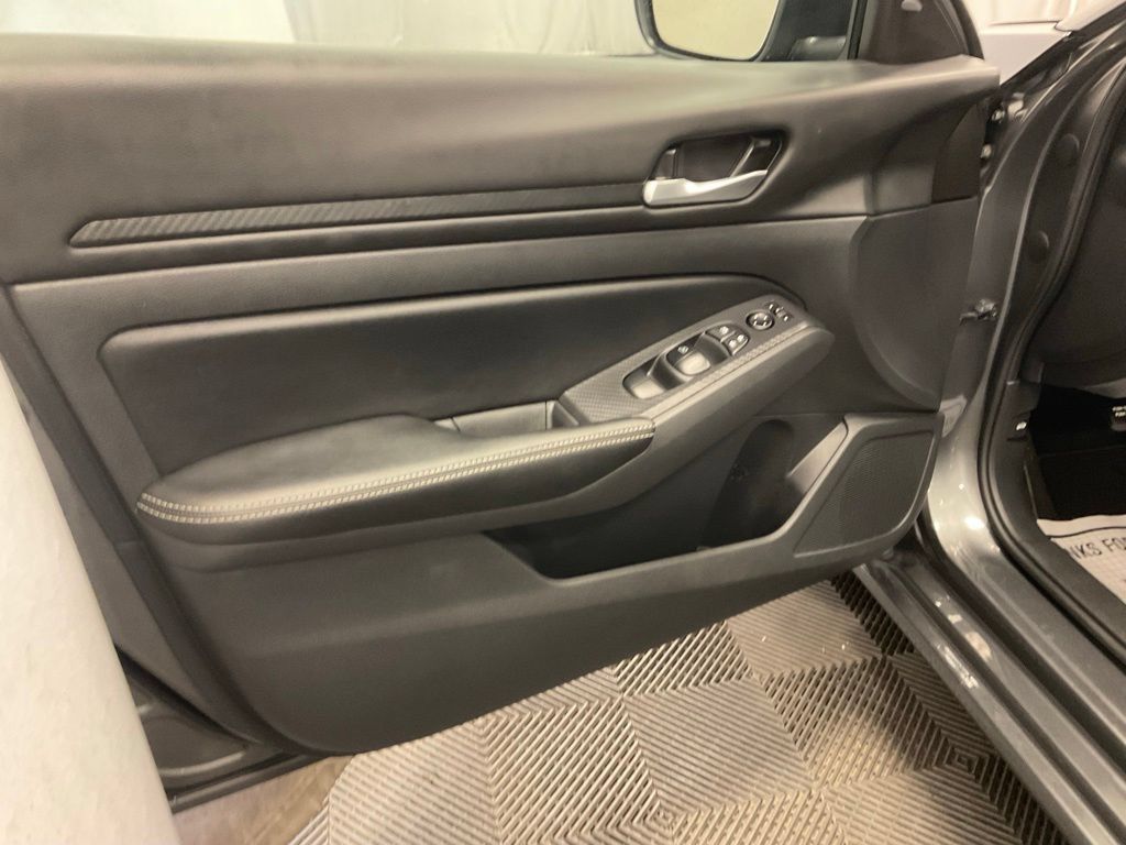 Used 2025 Nissan Altima 2.5 SV FWD image 14