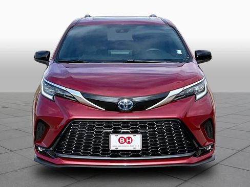Used 2023 Toyota Sienna XSE FWD image 4