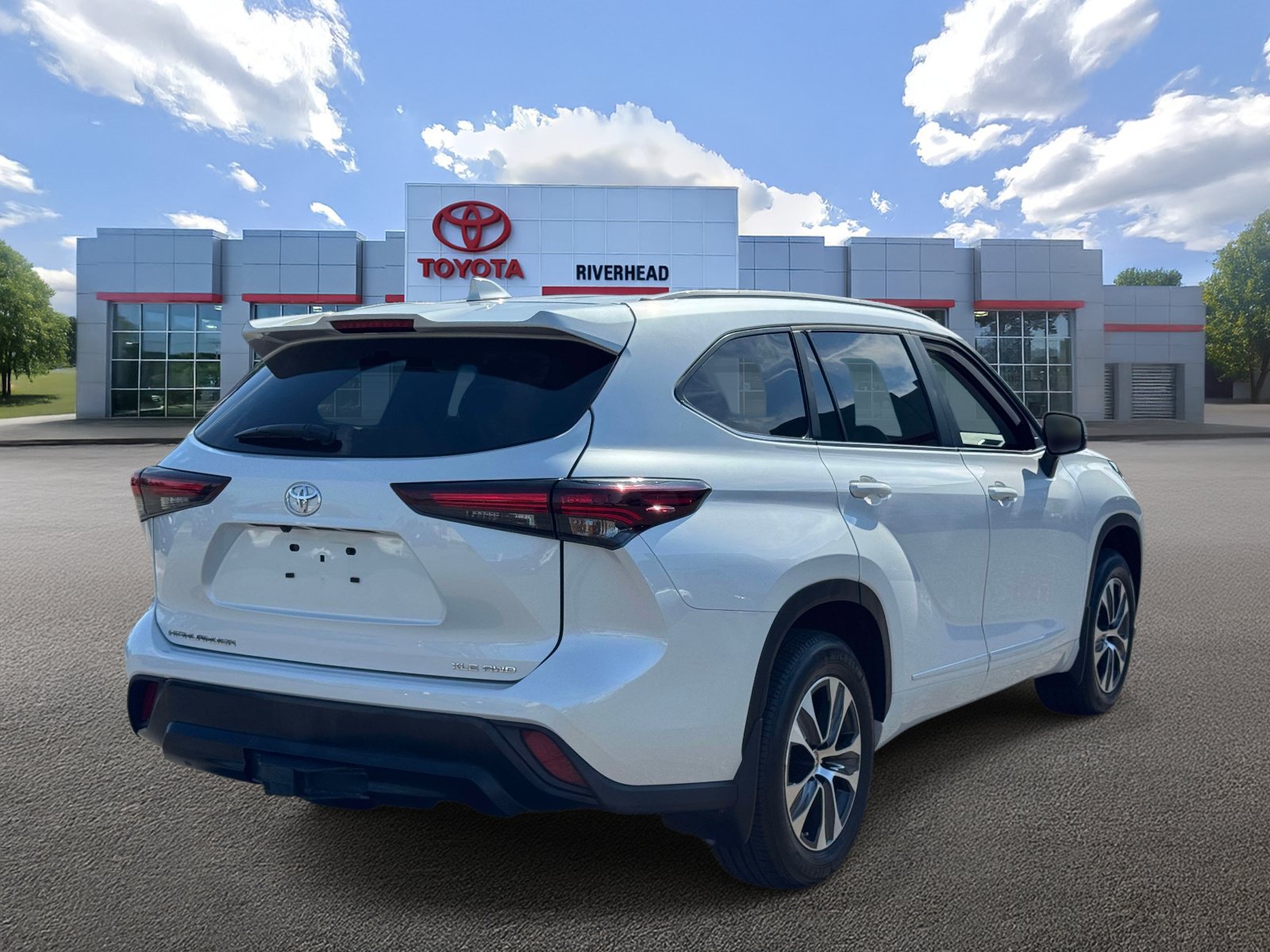 Used 2024 Toyota Highlander XLE AWD/4WD image 6