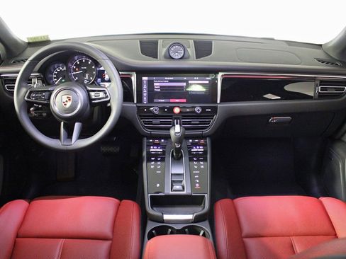 Certified 2025 Porsche Macan AWD/4WD image 19