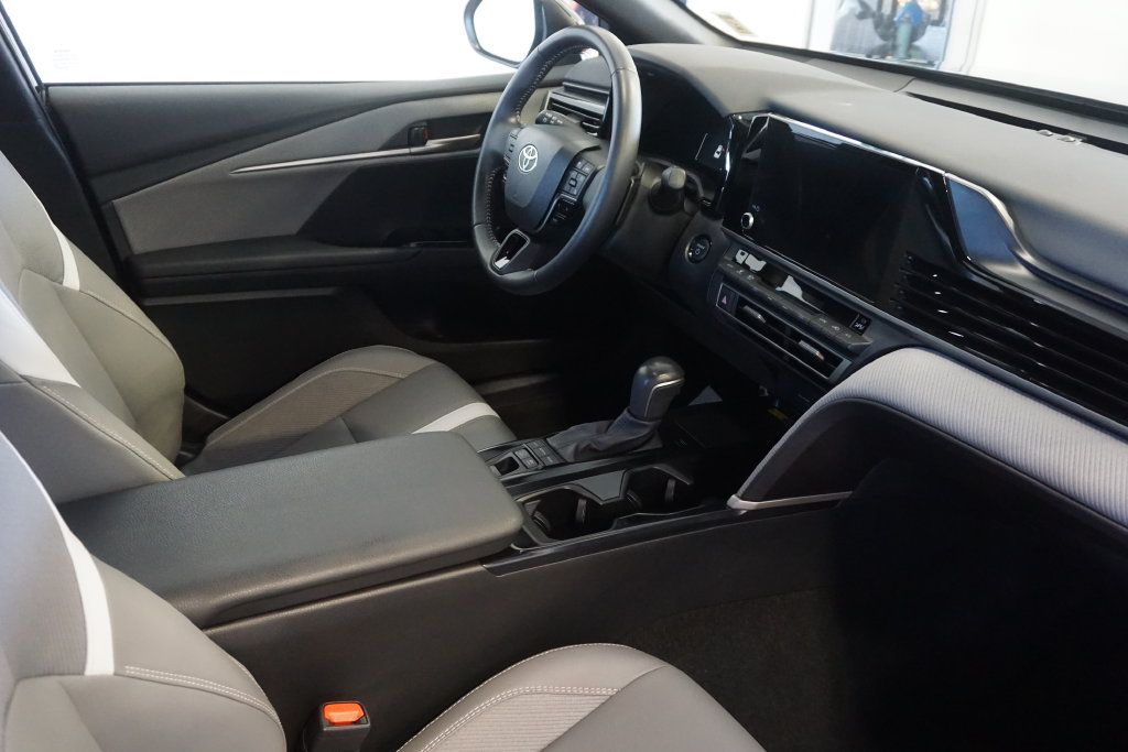 Used 2025 Toyota Camry SE AWD/4WD image 25