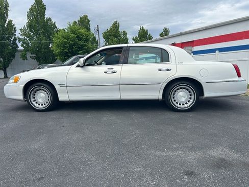 Used 2002 Lincoln Town Car Executive RWD image 6