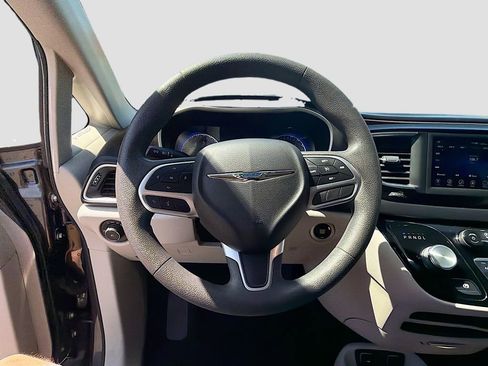 Used 2018 Chrysler Pacifica Touring Plus FWD image 37