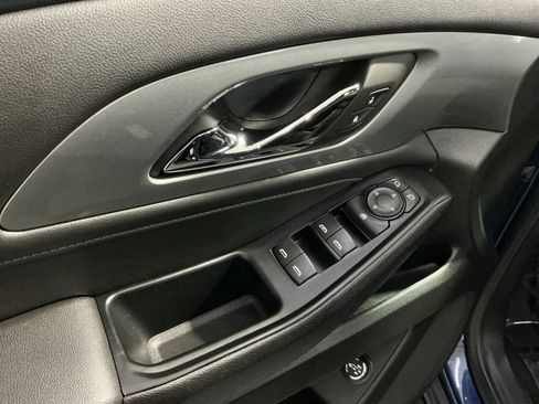 Used 2023 Chevrolet Traverse LT FWD image 16