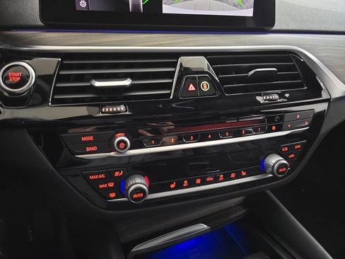 Used 2019 BMW 530e xDrive w/ Convenience Package AWD/4WD image 25