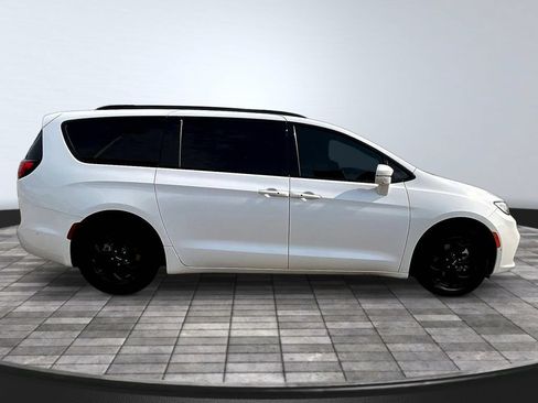 Used 2021 Chrysler Pacifica Limited w/ Uconnect Theater Family Group FWD image 8
