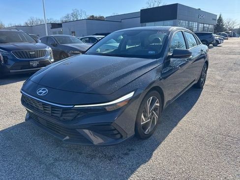 Used 2025 Hyundai Elantra Limited FWD image 2