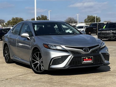 Used 2024 Toyota Camry SE image 2