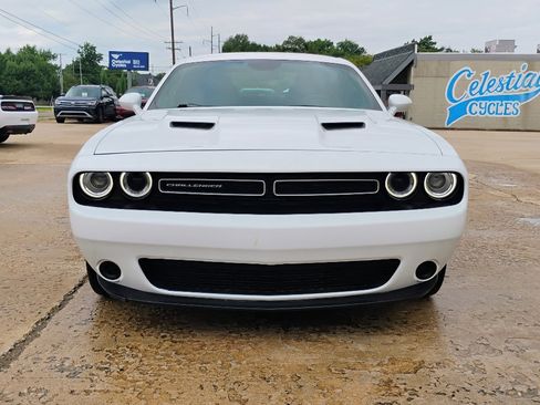 Used 2022 Dodge Challenger SXT image 2