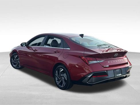 Used 2025 Hyundai Elantra SEL FWD image 5