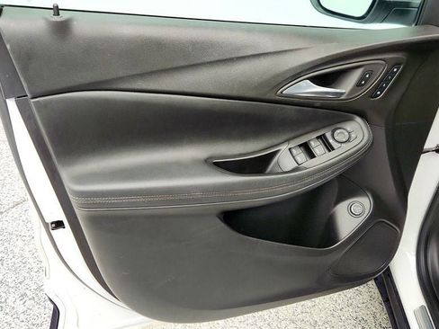 Used 2022 Buick Encore GX Essence image 10