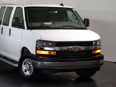 Used 2025 Chevrolet Express 2500 w/ Driver Convenience Package RWD image 6