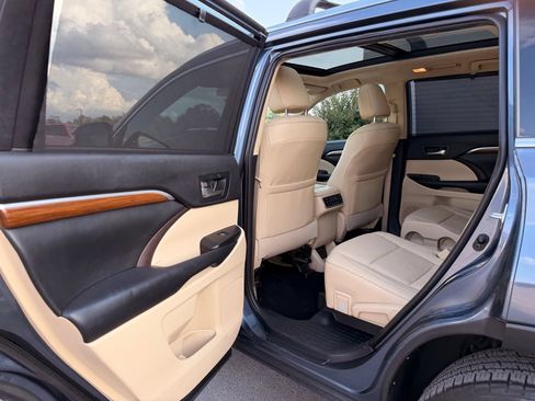 Used 2019 Toyota Highlander Limited Platinum FWD image 15