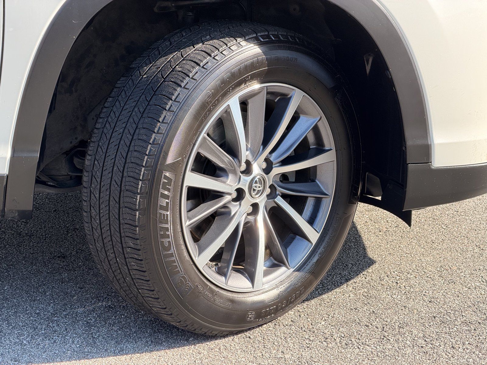 Used 2019 Toyota Highlander XLE FWD image 5