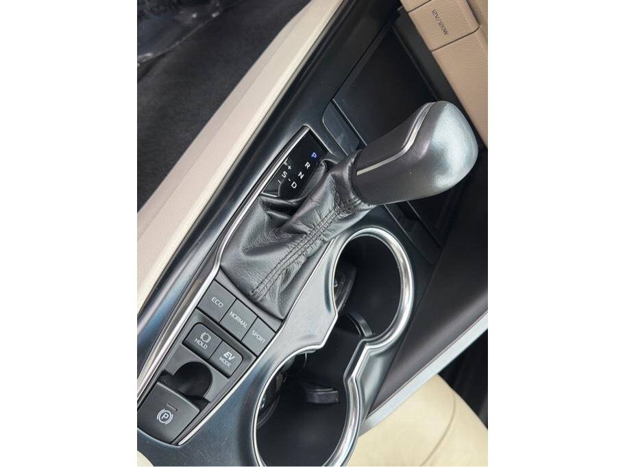 Used 2018 Toyota Camry XLE FWD image 16