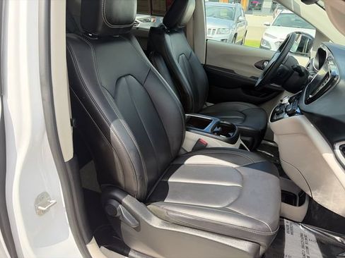 Used 2024 Chrysler Pacifica Touring-L FWD image 37