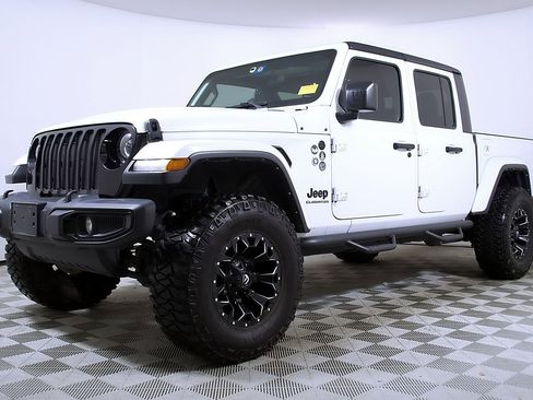 Used 2021 Jeep Gladiator Willys image 2