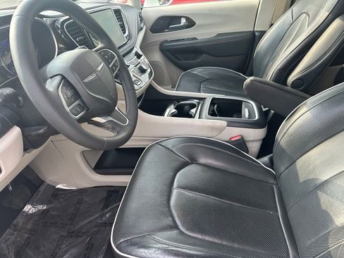 Used 2022 Chrysler Pacifica Limited AWD/4WD image 6