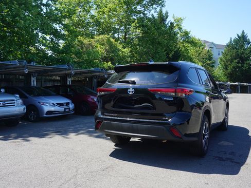 Used 2022 Toyota Highlander XLE AWD/4WD image 4