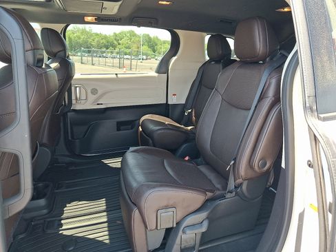 Used 2022 Toyota Sienna Platinum AWD/4WD image 11