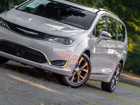 Used 2017 Chrysler Pacifica Limited FWD image 24