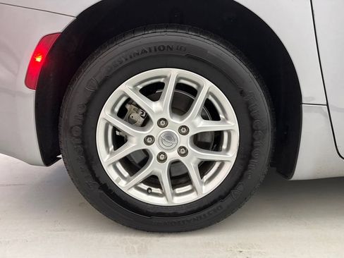 Used 2020 Chrysler Pacifica Touring-L FWD image 10