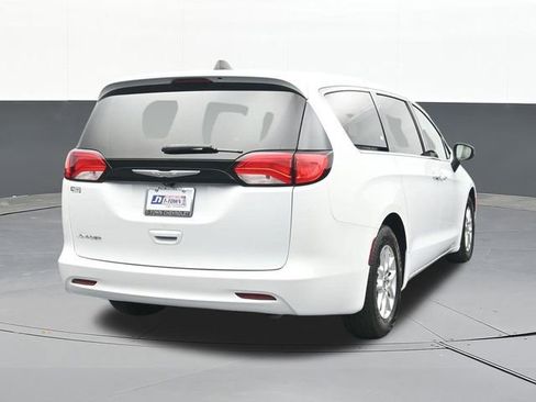 Used 2022 Chrysler Voyager LX FWD image 13