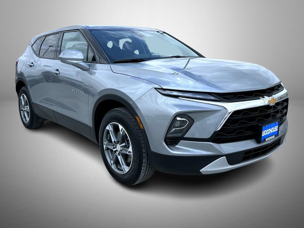 Used 2025 Chevrolet Blazer LT AWD/4WD image 3
