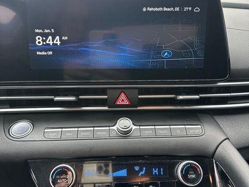 Used 2023 Hyundai Elantra SEL w/ Convenience Package image 11