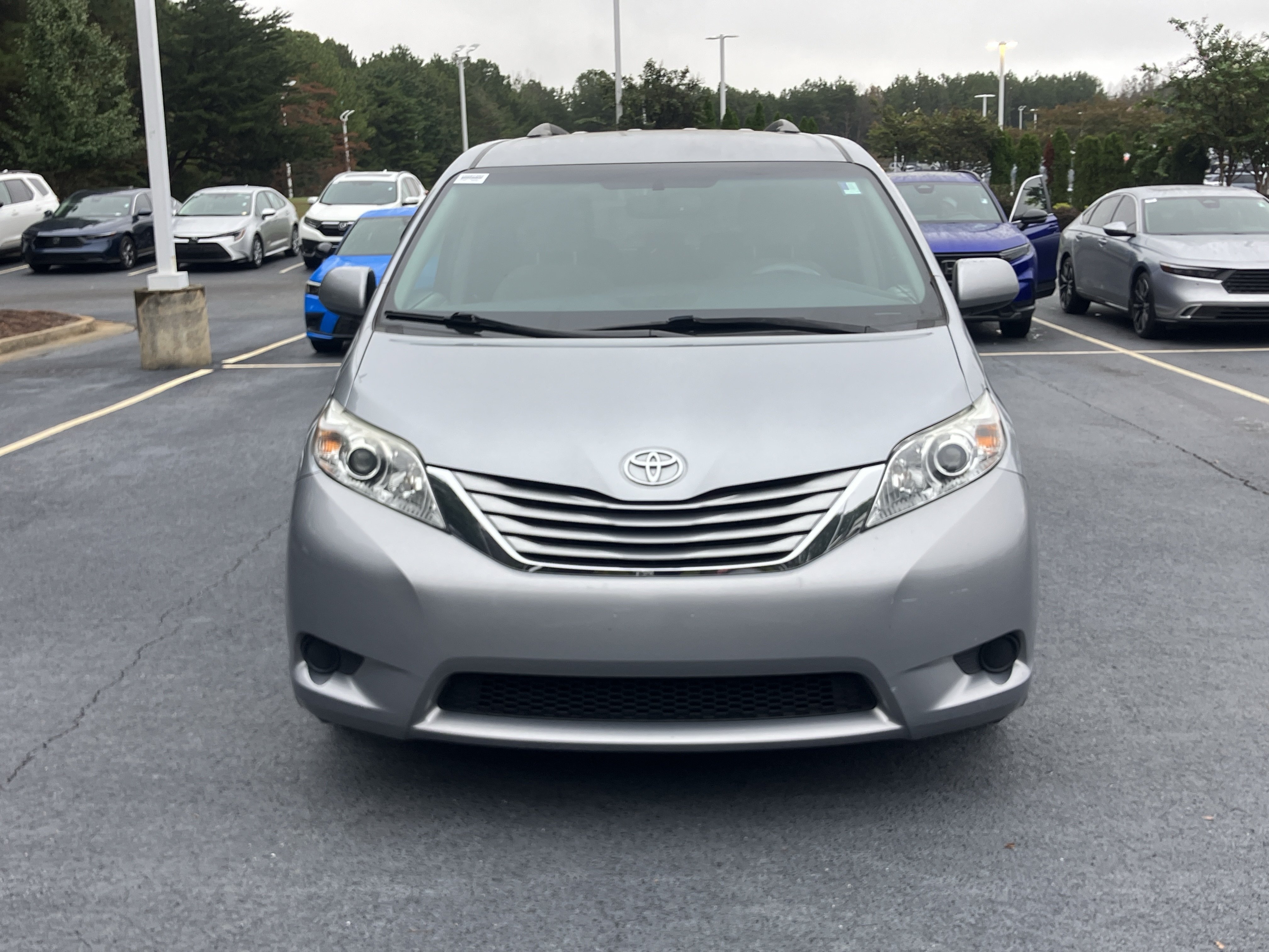 Used 2017 Toyota Sienna LE FWD image 3