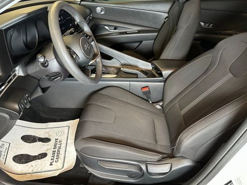 Used 2023 Hyundai Elantra SE image 18