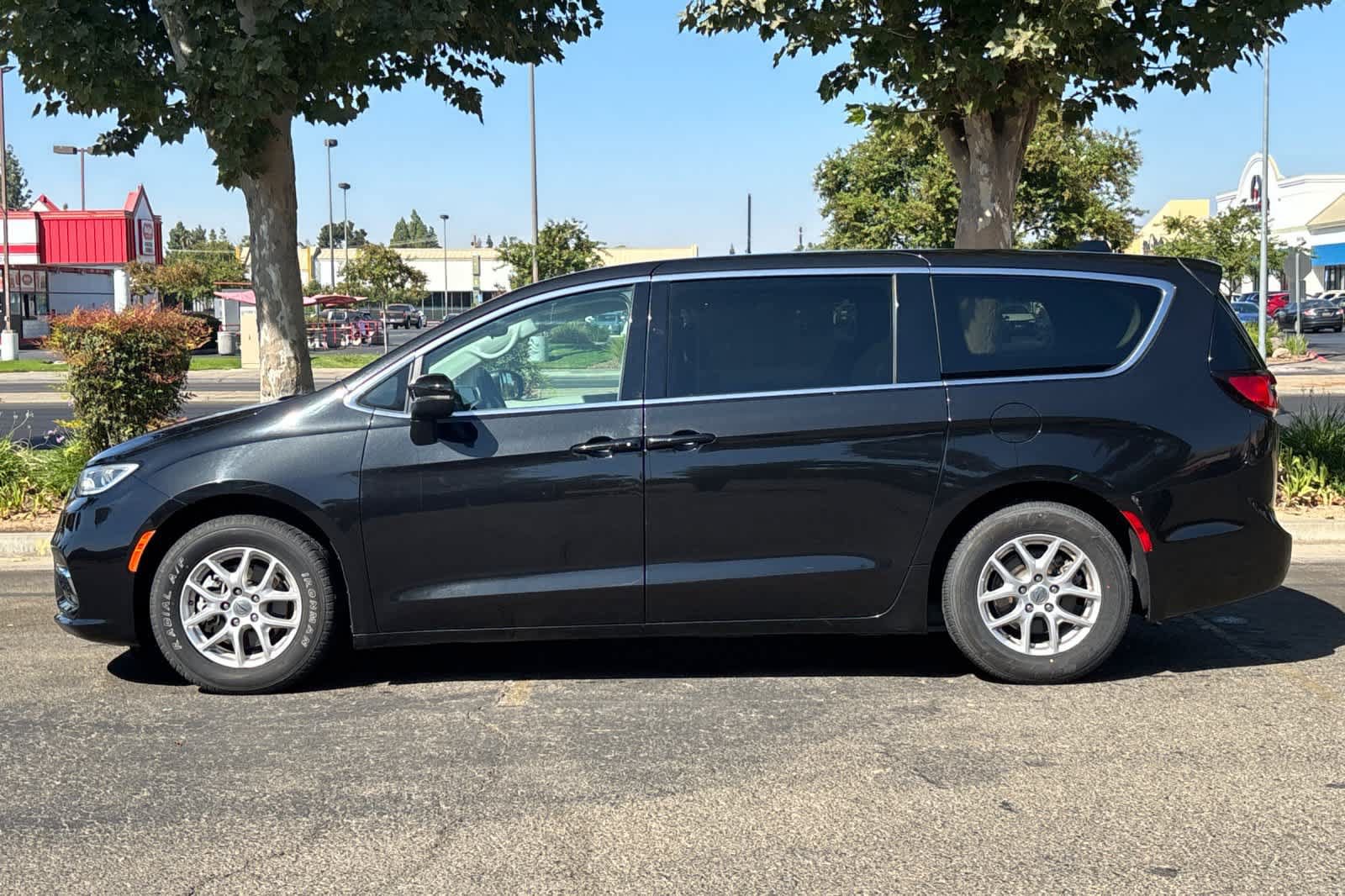 Used 2023 Chrysler Pacifica Touring-L FWD image 6