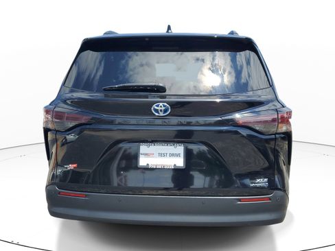 Used 2024 Toyota Sienna XLE FWD image 5