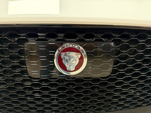 Used 2019 Jaguar F-PACE R-Sport image 31