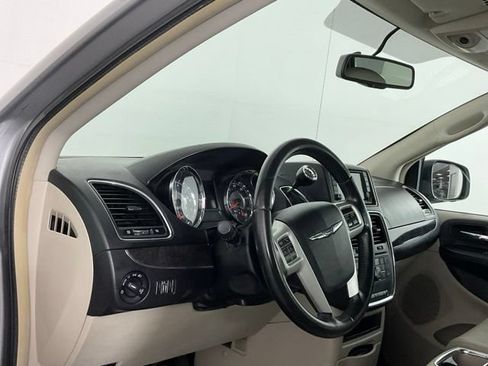 Used 2016 Chrysler Town & Country Touring FWD image 11