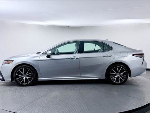 Used 2023 Toyota Camry SE FWD image 3