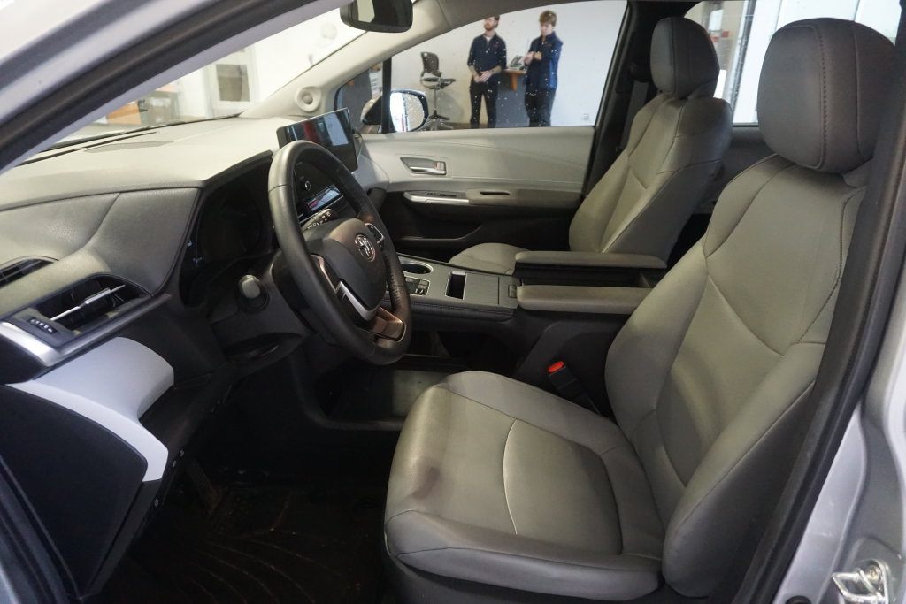 Used 2025 Toyota Sienna XLE w/ XLE Plus Package AWD/4WD image 20