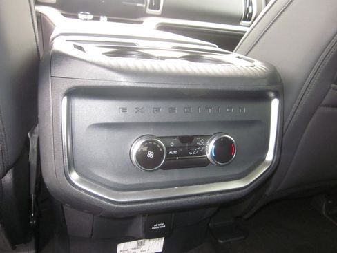 Used 2025 Ford Expedition Active RWD image 15